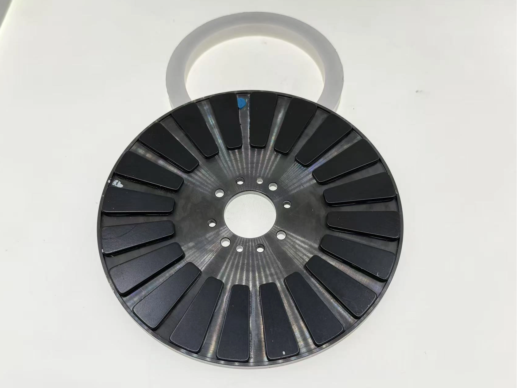 La magia della progettazione 'hardcore' dei rotori per motori a flusso assiale ad alte prestazioni: array Halbach, ottimizzazione multi-obiettivo e materiali SMC